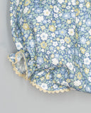 Cubrepañal azul de viella estampada floral, rematada con ondulina a contraste