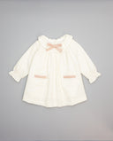 Vestido beige de tweed con lazo rosa de grosgrain y bolsillos