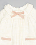 Vestido beige de tweed con lazo rosa de grosgrain y bolsillos