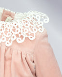 Vestido de terciopelo con canesú y cuello de guipur blanco