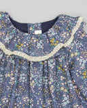 Vestido de bebé floral con volante y puntilla en cuello
