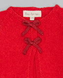 Chaqueta roja de tricot con dos pequeños lazos metalizados a contraste