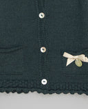 Chaqueta de tricot con lazo metalizado y botón de nácar inicial