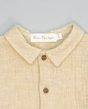 Camisa niño beige de algodón con cuello y botones de madera