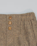 Pantalón corto niño marrón de espiga con tres botones de madera