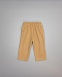 Pantalón niño camel de sarga algodón con bolsillos ojal