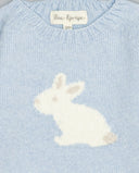 Jersey azul de cashmere con intarsia de conejito beige y gris