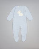 Pelele azul de cashmere con intarsia de conejito beige y gris