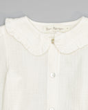 Blusa de niña en doble gasa con cuello volante y botones de nácar