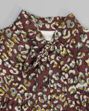 Vestido granate animal print con volantes y lazada en cuello