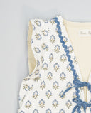 Chaleco azul floral con ondulina y lazo de chenilla