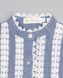 Camisa niña de algodón con guipur en cuello y entredoses