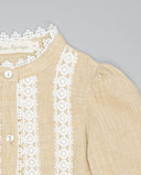 Camisa niña beige de algodón con guipur y entredoses