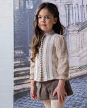 Camisa niña beige de algodón con guipur y entredoses