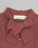 Camisa granate de tejido texturizado con lazo y botones corazón