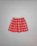 Falda roja fruncida de cuadros con bolsillos desflecados
