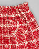 Falda roja fruncida de cuadros con bolsillos desflecados