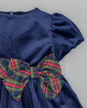 Vestido azul marino de terciopelo con manga farol y lazada