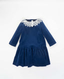 Vestido de terciopelo con cuello de guipur