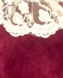 Vestido granate evasé con cuello de encaje