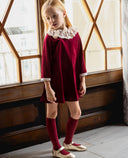 Vestido granate evasé con cuello de encaje