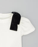 Camisa niña beige de algodón estructurado con lazos de terciopelo negro