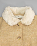 Abrigo beige oscuro, cuello de pelo a contraste y bolsillos de ojal