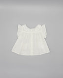 Blusa bebé niña blanca plumeti con cuello volante bordado, mangas mariposa y botones nacarados