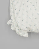Ranita bebé blanca con estampado floral azul y volantes en perneras, cintura elástica fruncida