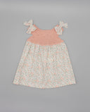 Vestido bebé niña combinado punto rosa y tela floral blanca con lazos en hombros, estampado flores pequeñas