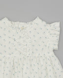 Vestido bebé niña blanco con estampado floral azul, volantes en mangas y lazos decorativos en el pecho