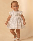 Vestido bebé niña blanco estampado floral azul, mangas volante y lazos en el pecho, zapatos blancos Mary Jane