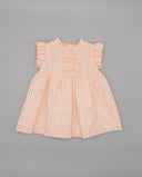 Vestido de bebé vichy naranja y blanco con mangas volante y lazos delanteros, falda amplia y cuello redondo
