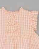 Vestido de bebé de cuadros vichy naranja y blanco con volantes en mangas y lazos en el pecho