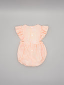 Pelele bebé niña cuadros vichy naranja y blanco con volantes en mangas y botones, vista trasera