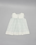 Vestido de bebé sin mangas blanco con rayas verdes y cuello marinero, corte trapecio con bajo recto.