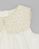 Vestido bebé blanco roto con cuello marinero bordado en encaje floral y volantes, tejido fluido plisado