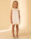 Vestido blanco niña sin mangas con cuello marinero bordado y bajo de encaje, estilo romántico