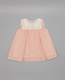 Vestido bebé niña sin mangas color salmón de lino con cuello marinero blanco y ribete ondulado en tono melocotón