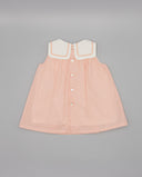 Vestido bebé niña rosa salmón sin mangas de lino con cuello marinero blanco y botones nacarados al frente