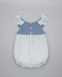 Pelele bebé niña azul celeste y blanco con cuerpo de punto, estampado floral y mangas con volantes lazos
