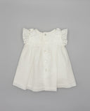 Vestido bebé niña blanco sin mangas con bordado inglés, volantes en hombros, lazos y botones nácar frontales