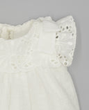 Vestido bebé blanco de batista con bordado inglés calado, mangas volante y lazos en hombros