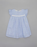 Vestido de bebé niña azul celeste con mangas vuelo y tira bordada blanca en la cintura, falda plisada