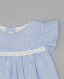 Vestido bebé niña azul celeste con mangas volante y tira bordada blanca en algodón