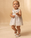 Vestido bebé niña organza blanco estampado floral con volante cruzado y bolillo, zapatos blancos merceditas
