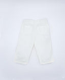 Pantalón bebé blanco de popelín con bolsillos traseros, cintura elástica y bajos doblados, vista posterior.