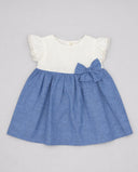 Vestido de bebé bicolor blanco y azul con mangas volantes, encaje y lazo lateral, estilo clásico infantil