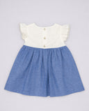 Vestido bebé niña bicolor blanco y azul chambray, mangas volante con encaje y botones traseros
