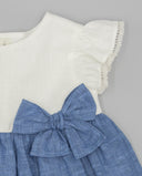 Vestido bebé niña blanco y azul bicolor con manga volante, encaje y lazo lateral decorativo